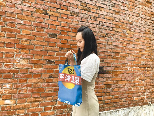 花莲县政府与地方社团利用观光活动宣传旗帜制成独具特色的「环保旗袋」，首度在太平洋温泉季推广，民眾只要在花莲县瑞穗乡、玉里镇、富里乡、万荣乡等温泉区住宿，或参加指定活动并出示住宿证明，就有机会获得旗袋。（花莲县政府提供／罗亦晽花莲传真）