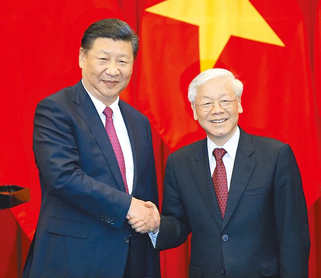 越共总书记阮富仲将于10月30日应邀访问大陆，将是中共二十大闭幕后，首位到访的外国最高领导人。图为2017年中共总书记习近平与阮富仲举行会谈。  （新华社）