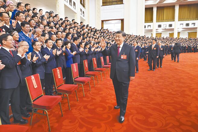 中共二十届一中闭幕后，新华社按惯例发出新一届中央领导机构产生纪实，十九届卸任常委中，李克强、汪洋未达退休年龄，报导因此提到，一些党和国家领导人主动表示退下来，让相对年轻的同志上来，表现出了共产党人的宽阔胸怀和高风亮节。图为习近平等领导同志亲切会见出席党的二十大代表、特邀代表和列席人员。（新华社）