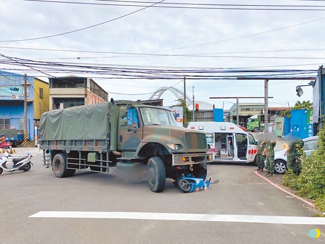 新北市三峡区25日发生一起车祸，一对母女双载遭军车撞上辗过，最后宣告不治。（警方提供／李奇叡新北传真）