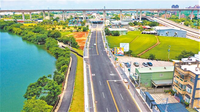 桃园市芦竹区「芦兴南路道路拓宽工程」将原先既有的10米双向2线道拓宽为20米双向4线道，25日举行通车典礼。图为改善后的空拍图。（桃园市政府提供／陈梦茹桃园传真）
