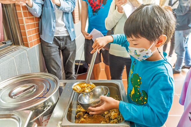 新竹縣國中小學生聰明營養午餐「班班吃石斑」上路。（羅浚濱攝）
