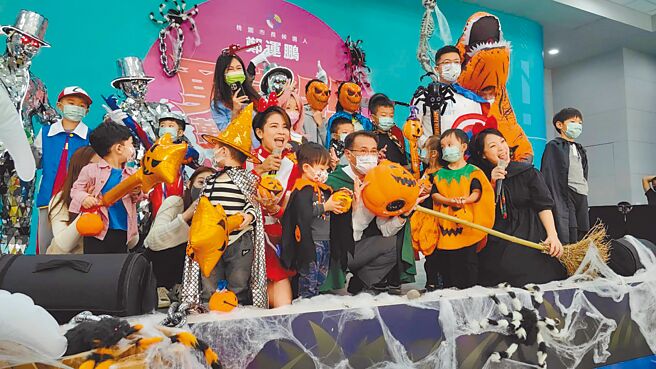 民进党桃园市长候选人郑运鹏29日将在中坜SOGO商圈进行「勇者号－万圣节任务」，预计准备1000颗南瓜小提灯免费发放。（赖佑维摄）