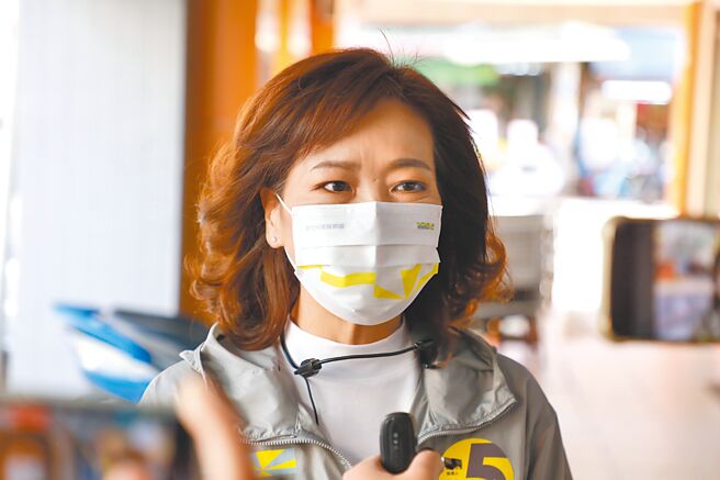 民进党新竹市长候选人沈慧虹25日表示，柯文哲多次与锺东锦同台，新闻更传出柯妈「巧遇」锺东锦，但「真的有那么巧吗？」，人民不是傻瓜。（陈育贤摄）