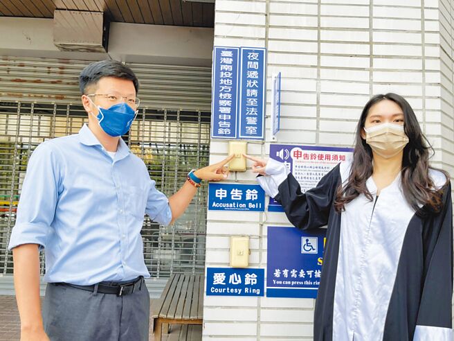 国民党籍南投市长候选人张嘉哲在律师陪同下至南投地检署按铃控告，指控民进党籍陈翰立、曾琮恺帮赖燕雪助选时恶意攻击，意图使人不当选。（杨静茹摄）