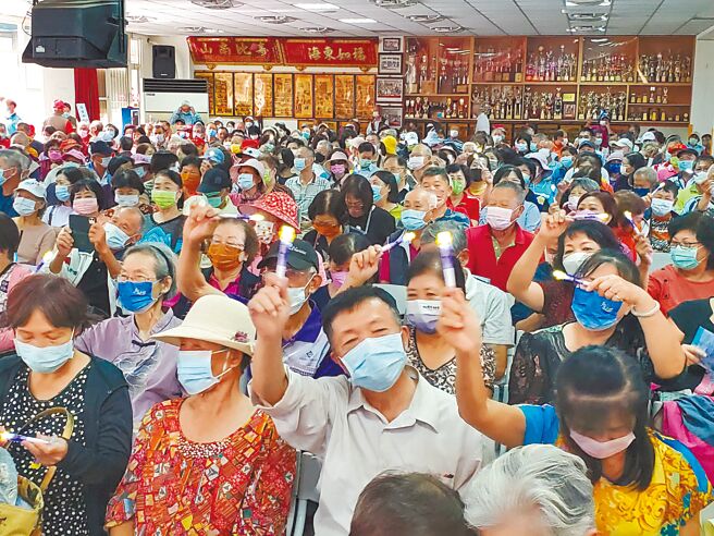 蔡衍明爱心基金会「让爷奶成为心中的宝」公益演唱会25日在云林县二崙乡老人会举行，乡民们挥舞着灯笔，十分陶醉。（周丽兰摄）