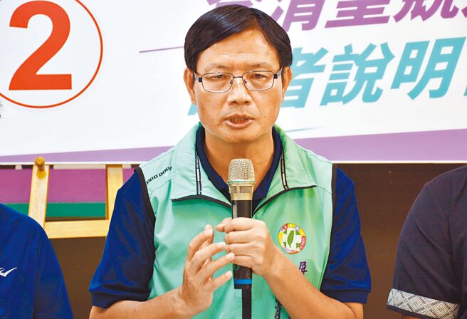 民进党屏东市长候选人李清圣多次批评对手周家父女檔参选，根本是特权。（林和生摄）