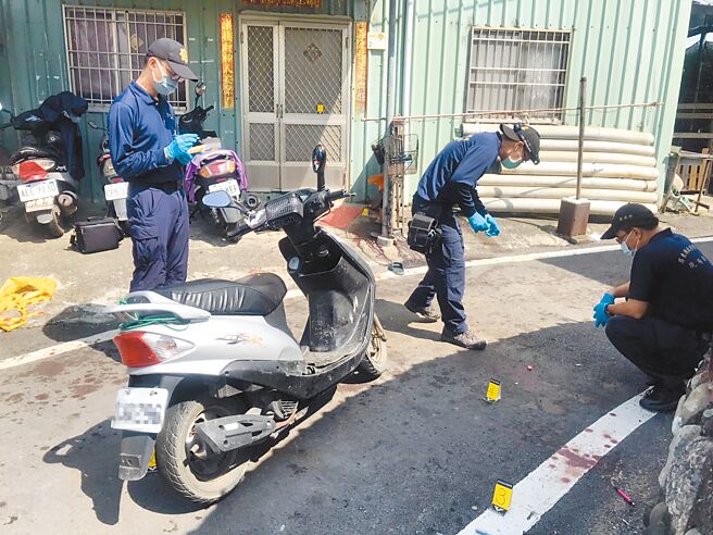 屏東佳冬鄉24日深夜驚傳1死3傷命案，警方封鎖現場採證，以釐清案情。（謝佳潾攝）