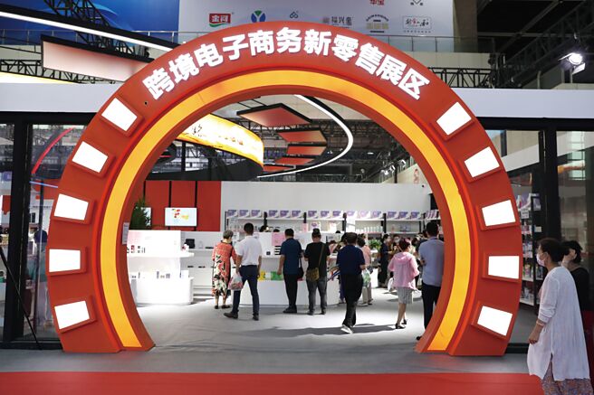 大陆商务部前副部长魏建国日前表示，十年来，中国外贸规模的增速远超其他国家，而跨境电商则将成为中国外贸增长的黑马。（中新社）