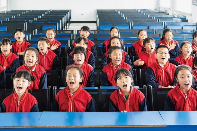 经济发展有成，大陆农村男生平均长高7.5公分。图为黑龙江安达市一所小学的小学生。（新华社）