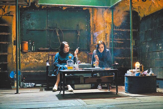 姚以缇（右）参与演出的《良辰吉时》被爆抄袭。（摘自脸书）吸菸喝酒有害健康