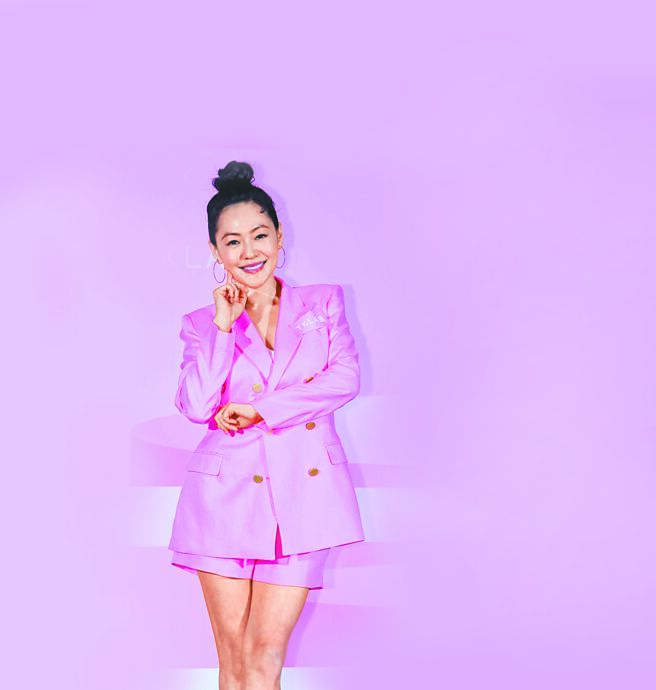 小S昨穿粉红贴身短裙，露出姣好身材。（罗永铭摄）