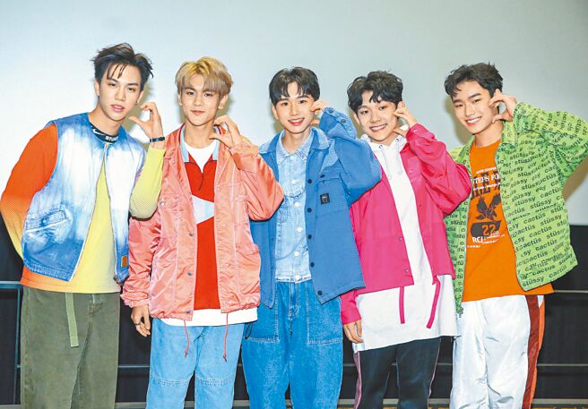 「AcQUA源少年」成员李秉谕（左起）、卢佾旸、黄莑茗、林毓家、须弘道昨办MV首映会。（粘耿豪摄）