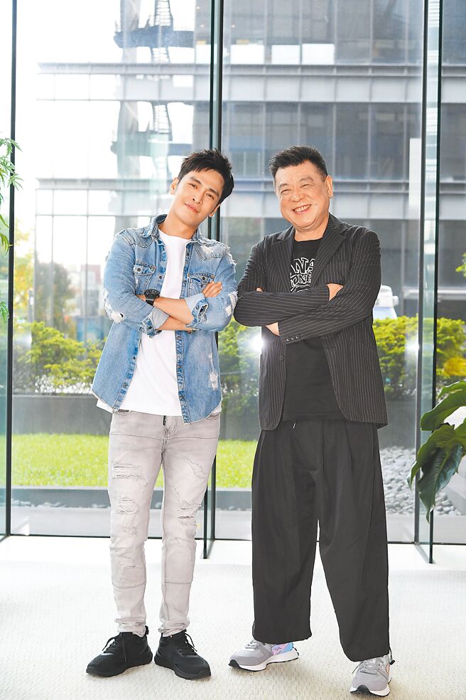 Gino（左）在孫德榮陪同下出席重回娘家記者會。（三立提供）