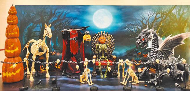 Global Mall新北中和店今年万圣节以无头骑士大战喷火龙为主题，还有最萌捣蛋鬼化身恐怖骷髅王、神秘无头骑士或是凶猛的恐龙，让民眾感受满满的万圣节气氛。（Global Mall提供）