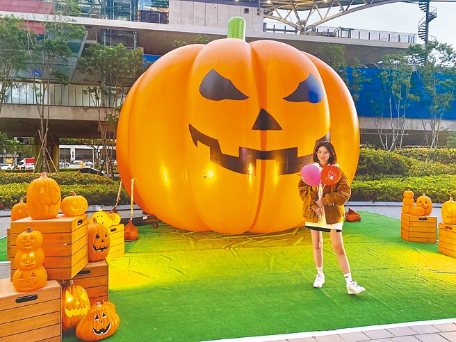 Global Mall桃园A19店也在万圣节期间在广场上打造了5公尺高巨型南瓜、大大小小灯笼应景登场。（Global Mall提供）