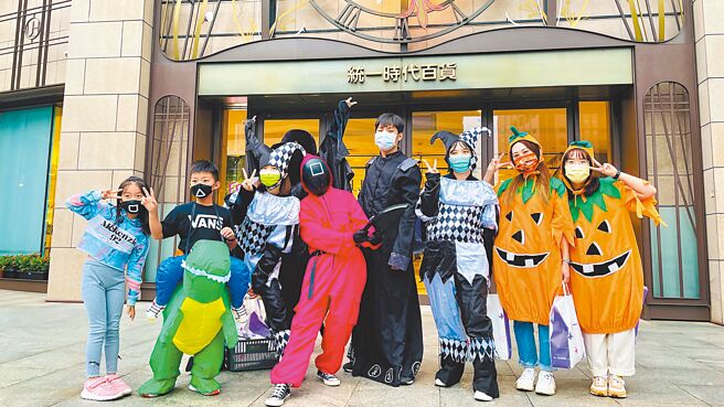统一时代百货台北店将于本周六、日（29、30日）举行万圣节大魔王讨糖挑战赛，最终优胜者可以获得每日限量10名积木大礼包。（统一时代百货台北店提供）