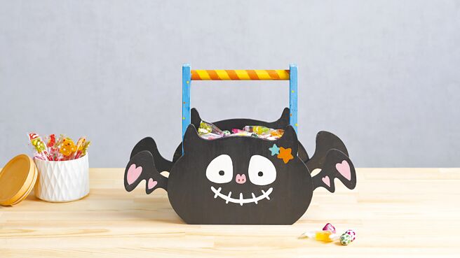 特力屋的「彩绘蝙蝠提篮」，自己彩绘最帅气。2小时DIY课程699元详洽官网。（特力屋提供）