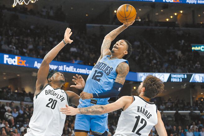 灰熊控卫莫兰特（中）飞身挑战篮网禁区。（美联社）