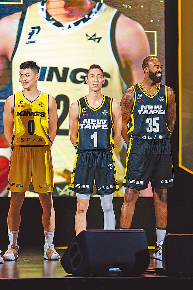 林書緯（中）加入新北國王，將展現積極態度，為球隊盡一份力。（新北國王提供）