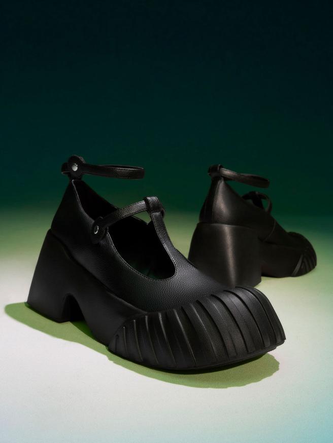CHARLES & KEITH Adrian 厚底玛莉珍鞋，2490元。（CHARLES & KEITH 提供）