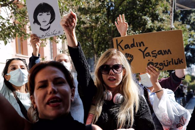 伊朗库德族女子艾米尼疑因未戴好头巾遭羁押后身亡，在全国掀起示威潮。（路透社）