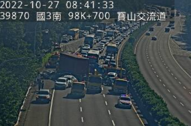 国道3号南向98.5K、新竹宝山交流道处今（27日）上午8时许发生一辆货柜车与8辆轿车追撞事故，事故现场占据4个车道，后方车流回堵约1公里。（翻摄自国道即时车况资讯）