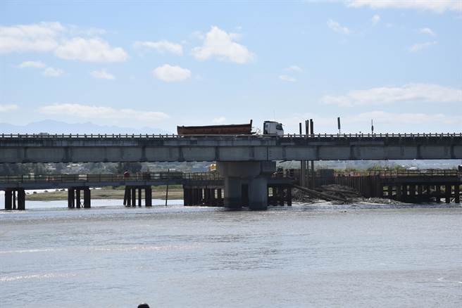 台61线西滨快速道路西湖溪桥改建工程目前正在施工中。（谢明俊摄）