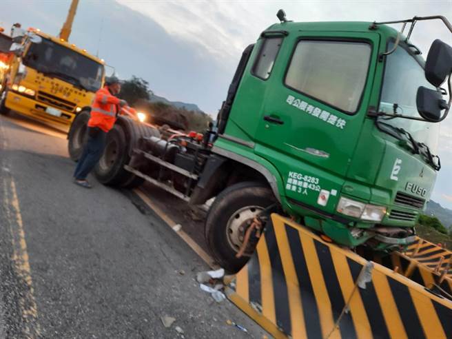 台61线西滨快速道路后龙段南下106．9公里处，27日清晨发生大货车衝撞改道水泥护栏事故。（读者提供／谢明俊苗栗传真）