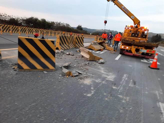 台61线西滨快速道路后龙段南下106．9公里处，27日清晨发生大货车衝撞改道水泥护栏事故。（读者提供／谢明俊苗栗传真）