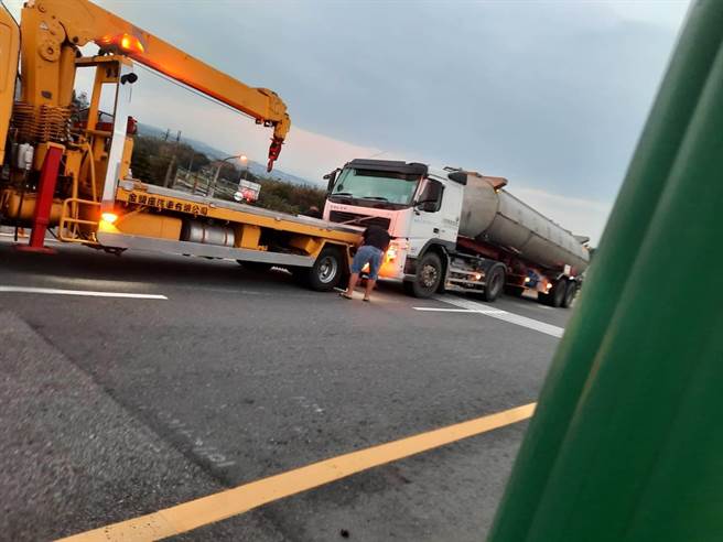 台61线西滨快速道路后龙段北上107．2公里处，27日清晨发生油罐车衝撞改道水泥护栏事故。（读者提供／谢明俊苗栗传真）