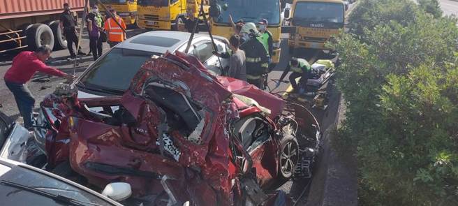 国道3南下27日上午发生追装事故，1大车9小车撞成一团导致全线回堵。（消防提供／邱立雅竹县传真）
