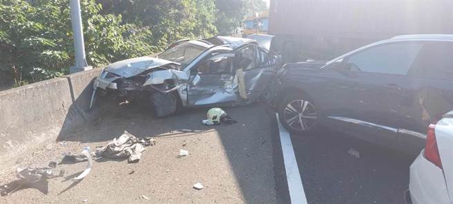 国道3南下27日上午发生追装事故，1大车9小车撞成一团导致全线回堵。（消防提供／邱立雅竹县传真）
