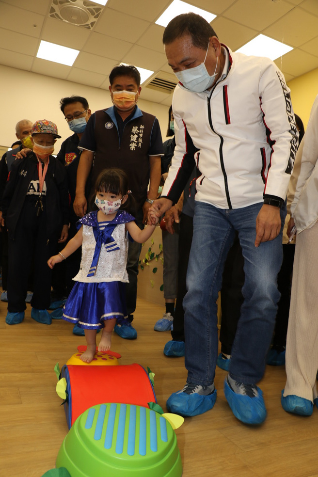 侯友宜市长与建国公托内与家长和托育老师亲切互动。(图/新北市政府社会局提供)