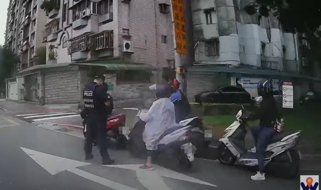 机车族不想乖乖排队，从外车道直接左转，甚至不等左转灯亮，有骑士日前就在路口一连撞见5辆机车直接左转，结果全被前方的警察拦下开单。（翻摄自YouTube）