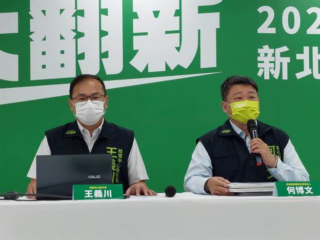 林佳龙竞选办公室发言人何博文（右）表示，林佳龙确诊居隔7日，竞选请分身代打或视讯致词。（陈慰慈摄）