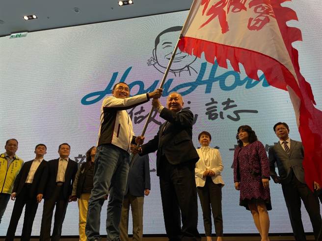 新北市各大工商團體昨晚成立挺新北市長侯友宜後援會。（侯友宜選舉辦公室提供）