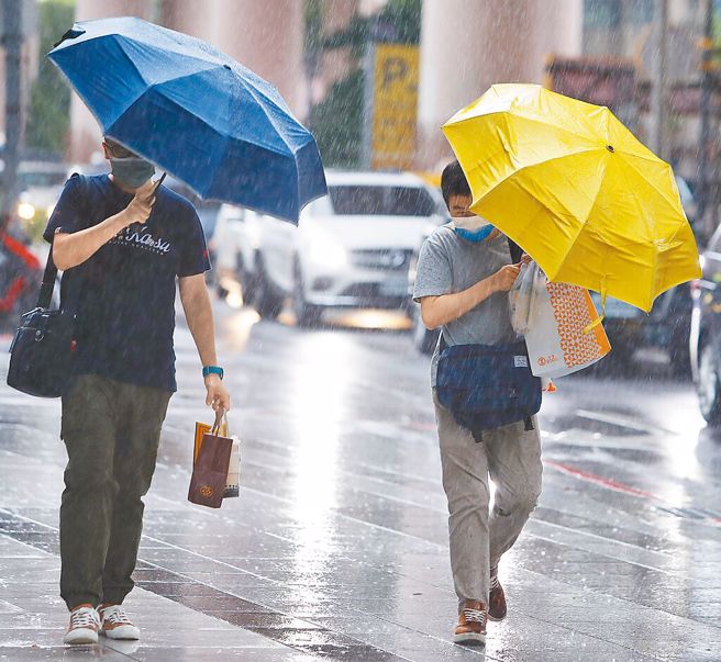 原位于菲律宾东方海面的热带性低气压已于今天8时增强为轻颱奈格，预计将朝吕宋岛一带移动后北转。(示意图/季志翔摄)