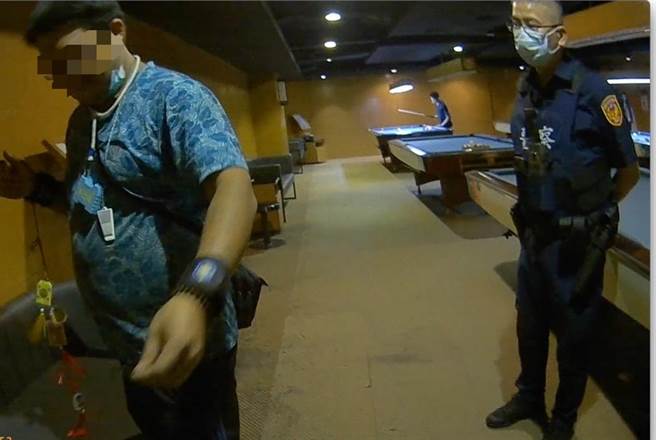 高雄王男日前窃车遭警逮捕，过程中还发现他手上繫多个庙方提供的平安符。（翻摄照片／崔正纲高雄传真）