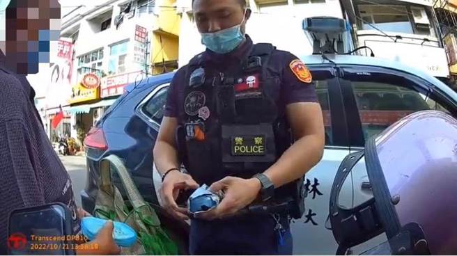 员警发现眼镜盒有异，果不其然藏有毒品。（翻摄照片／高雄洪靖宜传真）