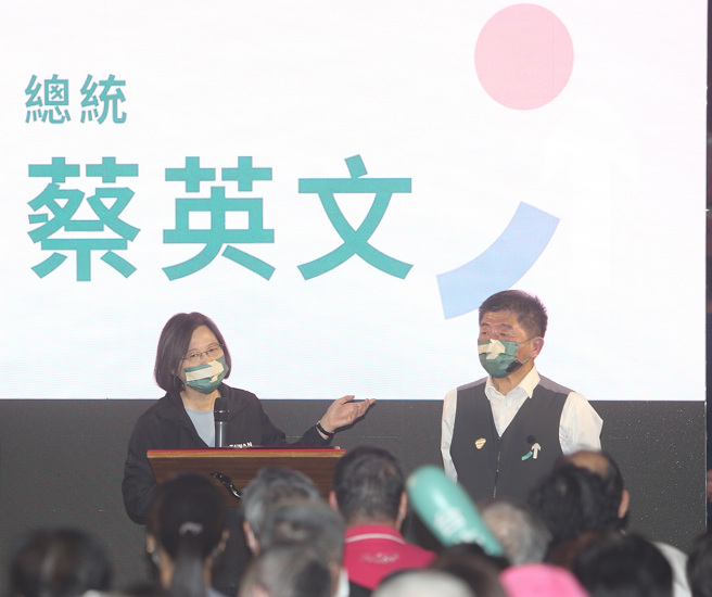 身兼民进党主席的蔡英文（左）为台北市长候选人陈时中（右）站台拉抬声势。（资料照／陈怡诚摄）