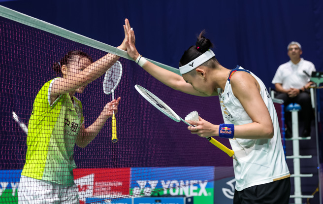 戴资颖（右）法国公开赛首战与「交大学霸」许玟琪上演台湾内战，赛后两人在网前击掌致意。（Badminton Photo提供）