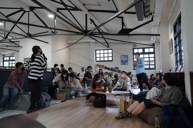 東區青聚點111年每月於聚點或線上辦理青年小聚─東岸小客廳。（教育部提供／林志成台北傳真）