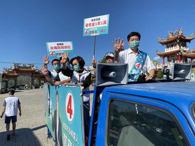 無黨籍桃園市長候選人鄭寶清（右一）今早赴新屋長祥宮參拜後，展開掃街行程。（蔡明亘攝）