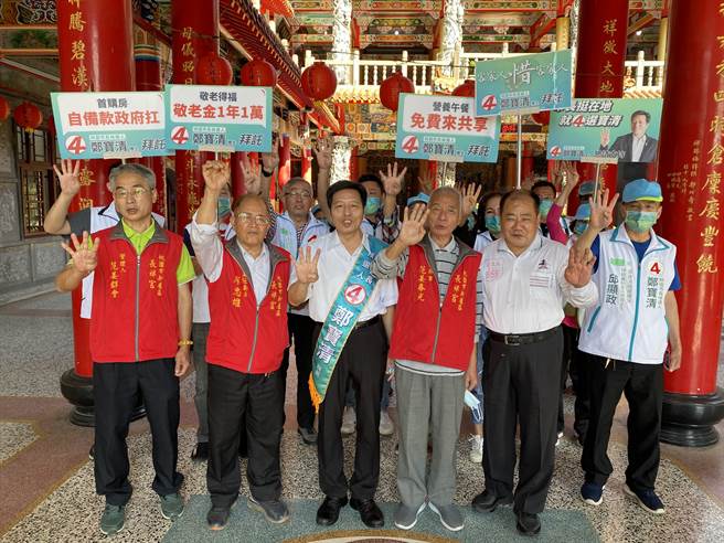 無黨籍桃園市長候選人鄭寶清（前排左三）酸民進黨桃園市長候選人鄭運鵬，指責別人統派，自己卻又做統派的事，說一套做一套會被唾棄。（蔡明亘攝）