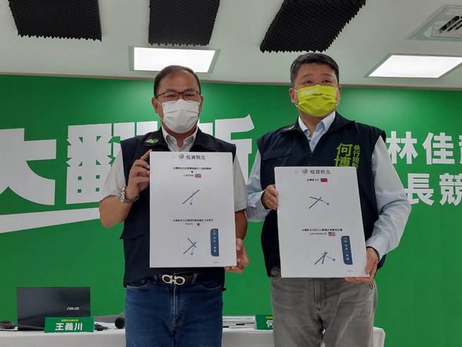 民进党新北市长候选人林佳龙竞选办公室发言人何博文与政策中心执行长王义川批经发局「投资新北」招商网页内容错误百出。（陈慰慈摄）