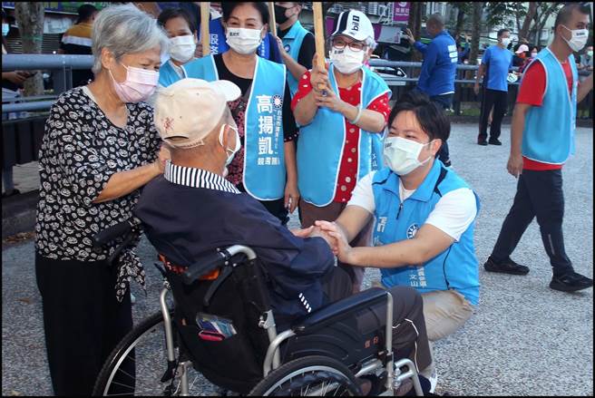 台北市大安、文山区议员候选人高扬凯以「正港在地囝仔」特质，提出符合在地需求的政策牛肉，并诉求服务做好做满，争取乡亲力挺。（台北市议员候选人高扬凯提供／张立勋台北传真）