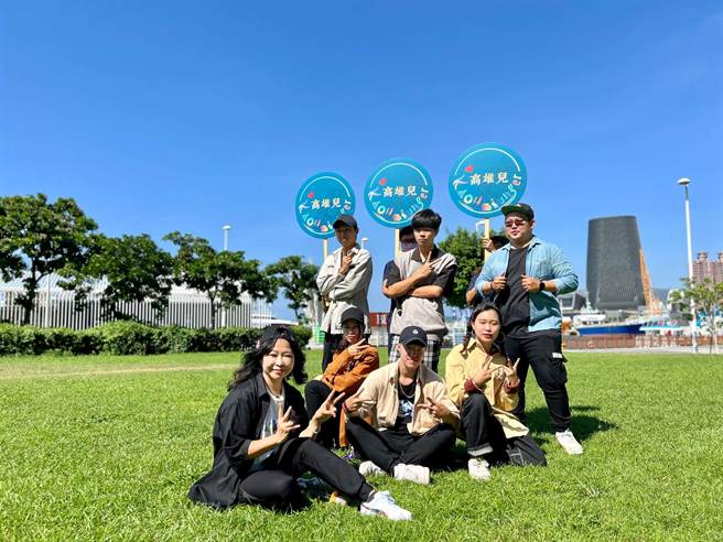 无党籍高雄市长候选人曾尹俪今（27）日发表创作饶舌歌「Kaohsiunger／高雄儿」。（柯宗纬摄）