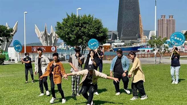 无党籍高雄市长候选人曾尹俪今（27）日发表创作饶舌歌「Kaohsiunger／高雄儿」。（柯宗纬摄）