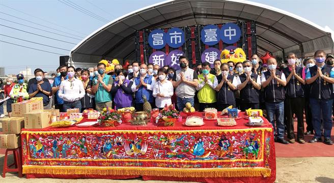 市长卢秀燕今天到梧栖区主持兴农里、永寧里及永安里联合活动中心，新建工程开工动土祈福典礼。(陈世宗摄)